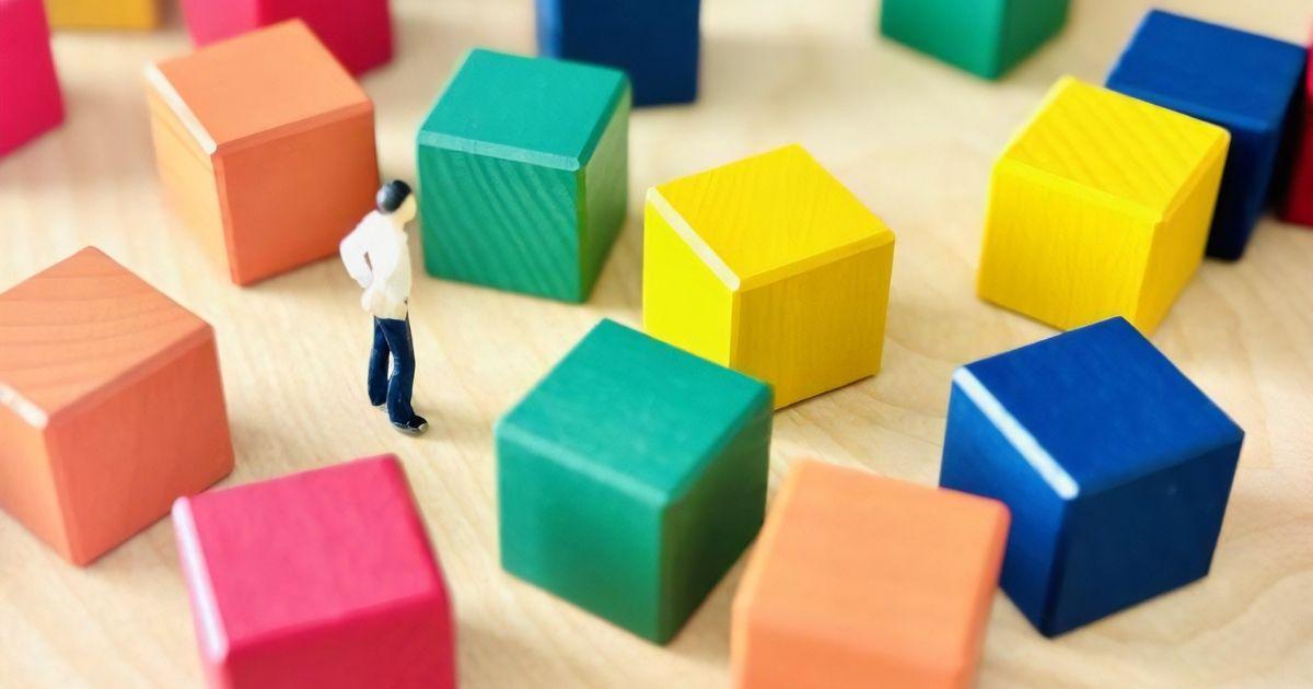 カラフルなブロックの中に立つミニチュア