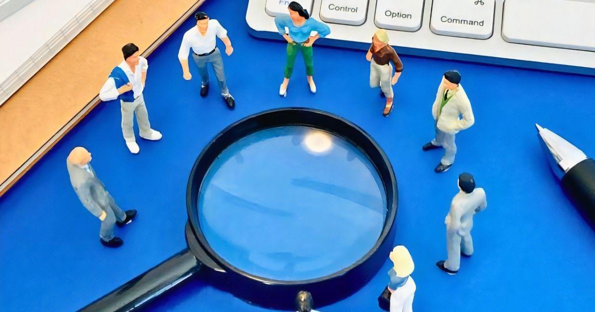 虫眼鏡を囲むミニチュア