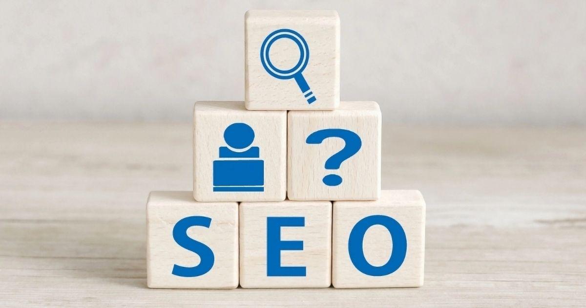 SEOの文字が描かれたブロック