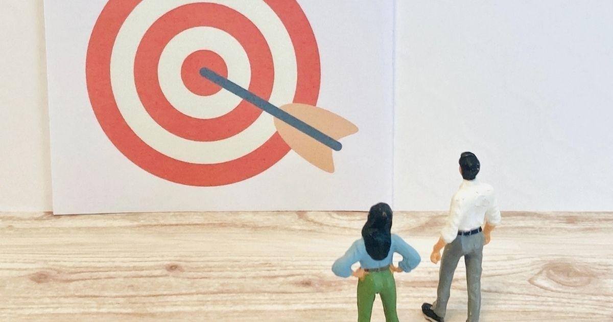 的を射た矢を眺めるミニチュア