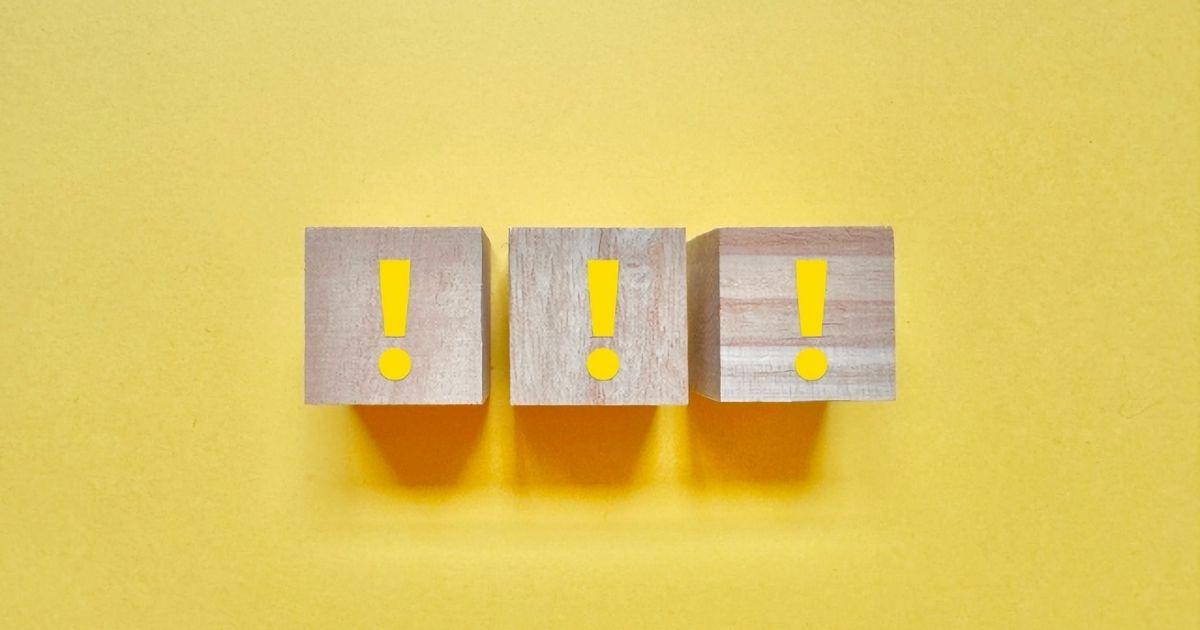 感嘆符が描かれたブロック