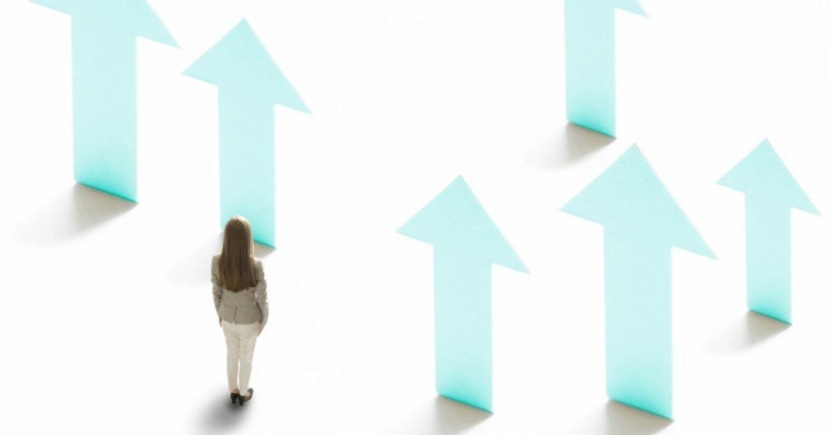 上を向く矢印とミニチュア