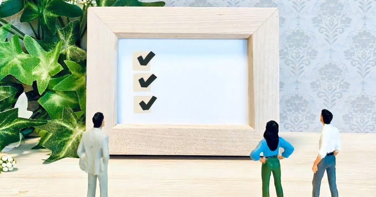 チェックリストを眺めるミニチュア