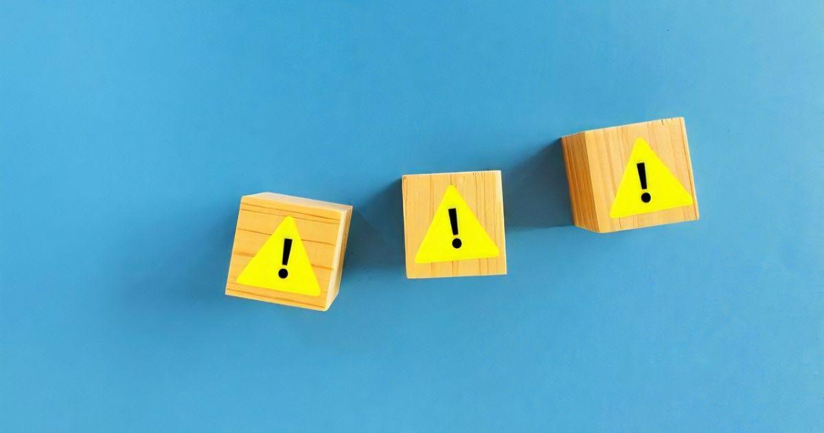 感嘆符が描かれたブロック