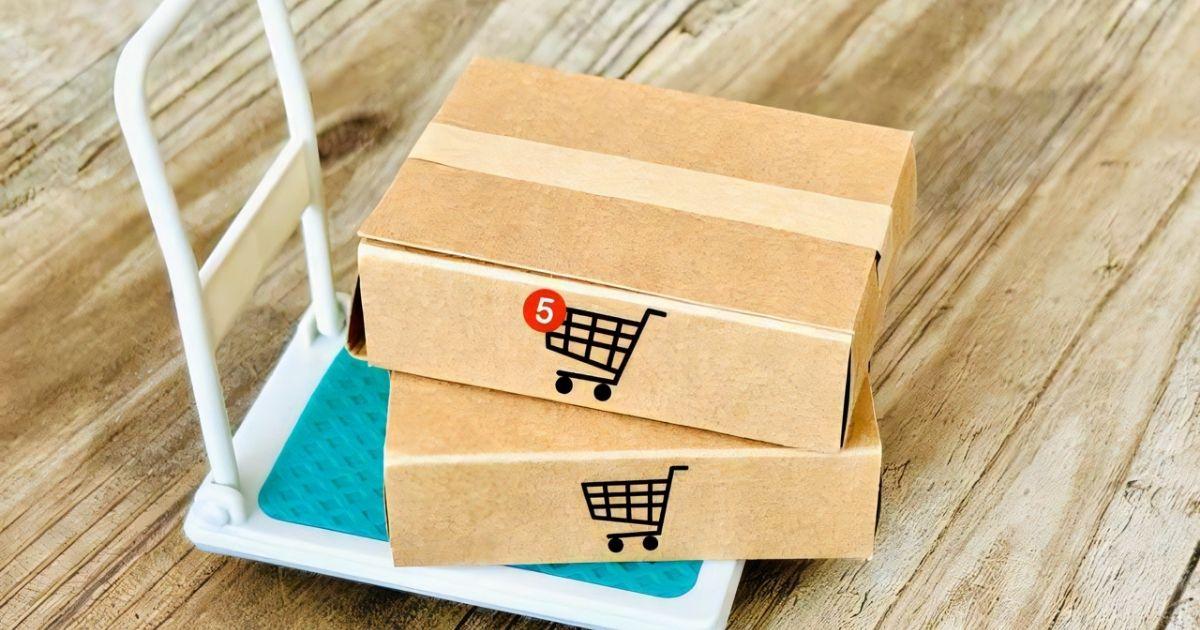 台車の上に乗った段ボール