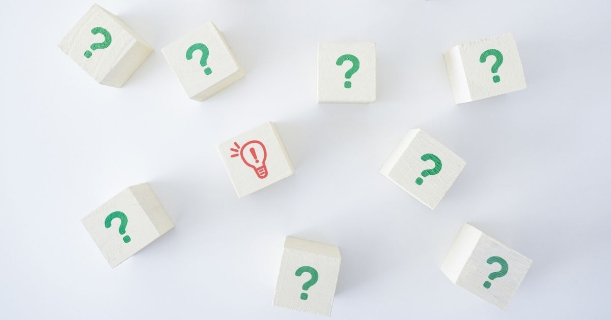 疑問符が描かれたブロックと電球が描かれたブロック