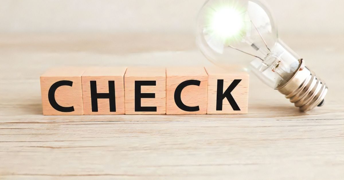チェックの文字と電球