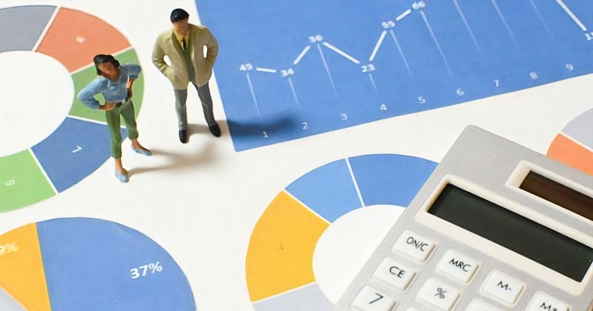 グラフを眺めるミニチュア